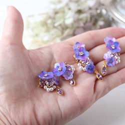 風鈴草和閃閃發光的寶石耳環/耳環（右耳）+ 耳夾（左耳） 花朵，紫色，禮物 第6張的照片
