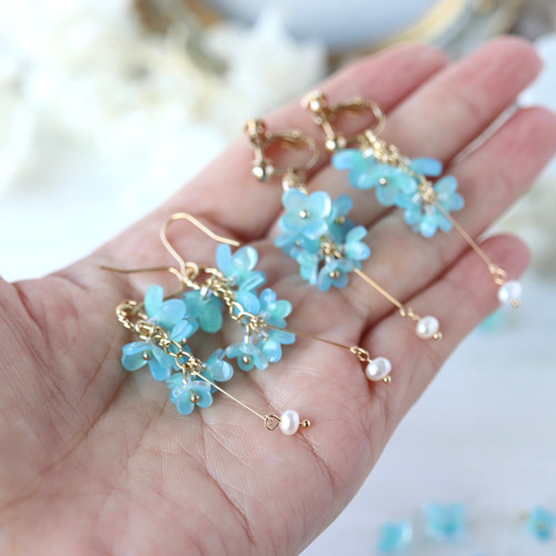 ペールブルーPale Blueの揺れるピアス／イヤリング 花、ギフト ピアス
