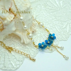 キラキラ＊青い花とコットンパールのネックレス 1枚目の画像