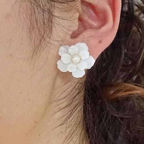 大ぶりの白いお花のピアス&イヤリング イヤリング・ノンホールピアス 