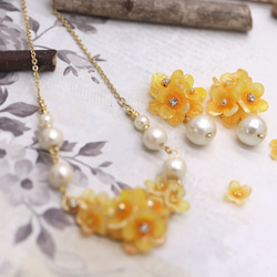 はちみつ色した金木犀とコットンパールのピアス／イヤリング　（ミモザ　花、ギフト） 7枚目の画像