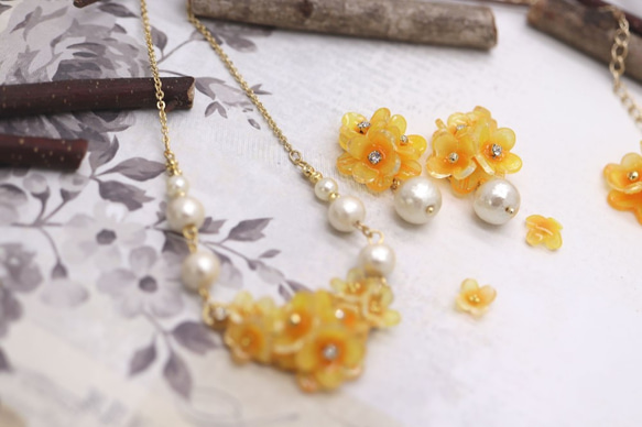 はちみつ色した金木犀とコットンパールのピアス／イヤリング　（ミモザ　花、ギフト） 7枚目の画像