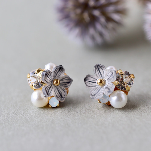 グレースモーキー色の花とbijouのピアス／イヤリング ピアス（その他） ジュネ 通販 6339405｜Creema(クリーマ) 33 ブローチシリーズビジュ付き女性　ハンドメイドピアスorイヤリング