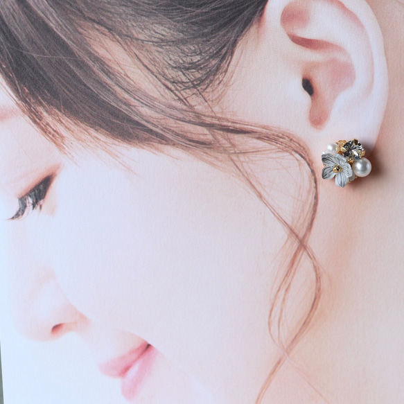 グレースモーキー色の花とbijouのピアス／イヤリング 2枚目の画像