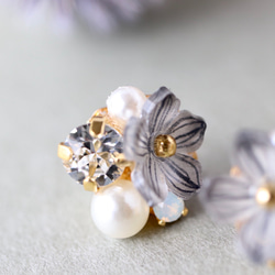 グレースモーキー色の花とbijouのピアス／イヤリング 3枚目の画像