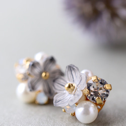 グレースモーキー色の花とbijouのピアス／イヤリング 5枚目の画像