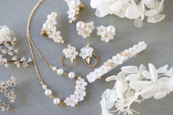 婚禮 白花、雪柳*閃閃發光的珠寶、珍珠纖細髮夾 第3張的照片
