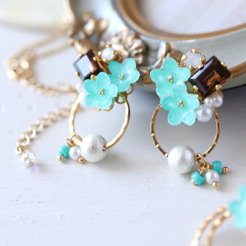 チョコミント＊ミント色の花、きらめくbijouのピアス／イヤリング