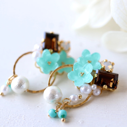 チョコミント＊ミント色の花、きらめくbijouのピアス／イヤリング 