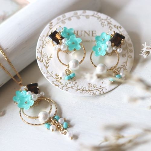 チョコミント＊ミント色の花、きらめくbijouのピアス／イヤリング