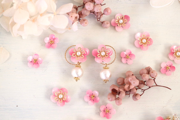 梅の花とコットンパールのピアス／イヤリング、和装にもおすすめ♪ 1枚目の画像