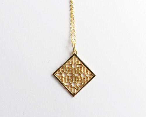 シルバー 幾何学模様のひし形ネックレス ゴールドコーティング