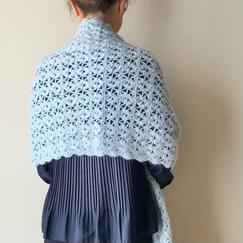 受注製作】モヘアのふんわり軽～い大判ショール【ブルー花編み