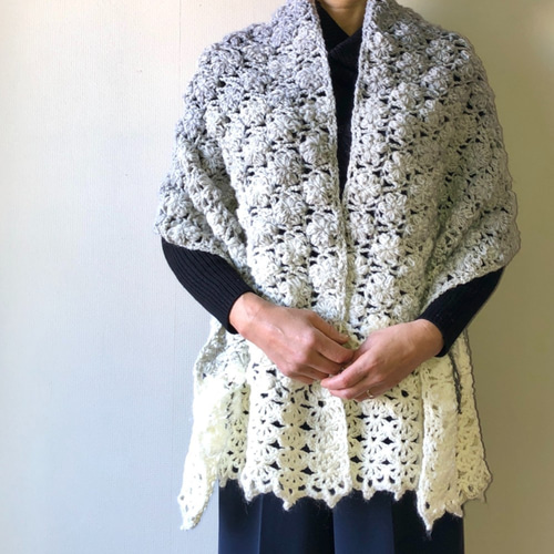 抗菌ウールの大判ショール＊花編み ホワイト～グレーグラデーション  
