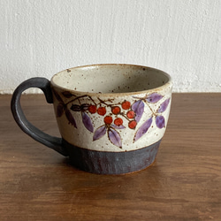しの平窯オーダー品「南天マグカップ」　赤絵コーヒーカップ 2枚目の画像
