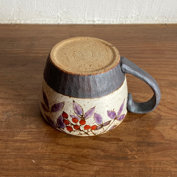 しの平窯オーダー品「南天マグカップ」　赤絵コーヒーカップ 3枚目の画像