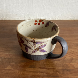しの平窯オーダー品「南天マグカップ」　赤絵コーヒーカップ 4枚目の画像