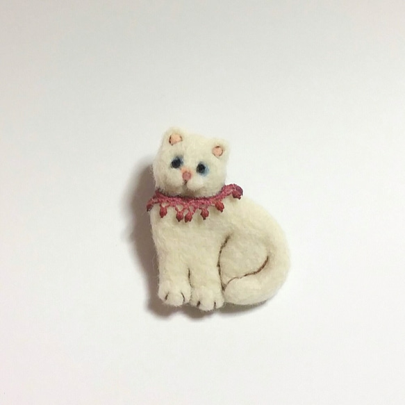 羊毛フェルト　白猫ちゃんのブローチ　天然石の瞳 2枚目の画像