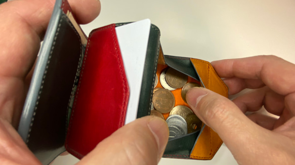 高級イタリアンレザー　ミニマムウォレットレッドフラップ　エルバマット（コンパクト財布　ミニ財布　小さい財布） 4枚目の画像
