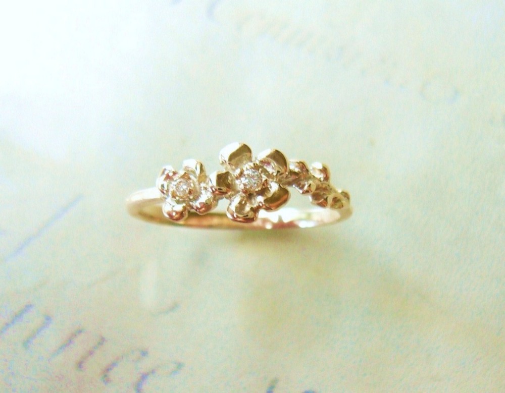 野の花とダイヤのリング