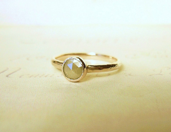 天然ダイアモンドの指輪(シルバーグレー) 1枚目の画像