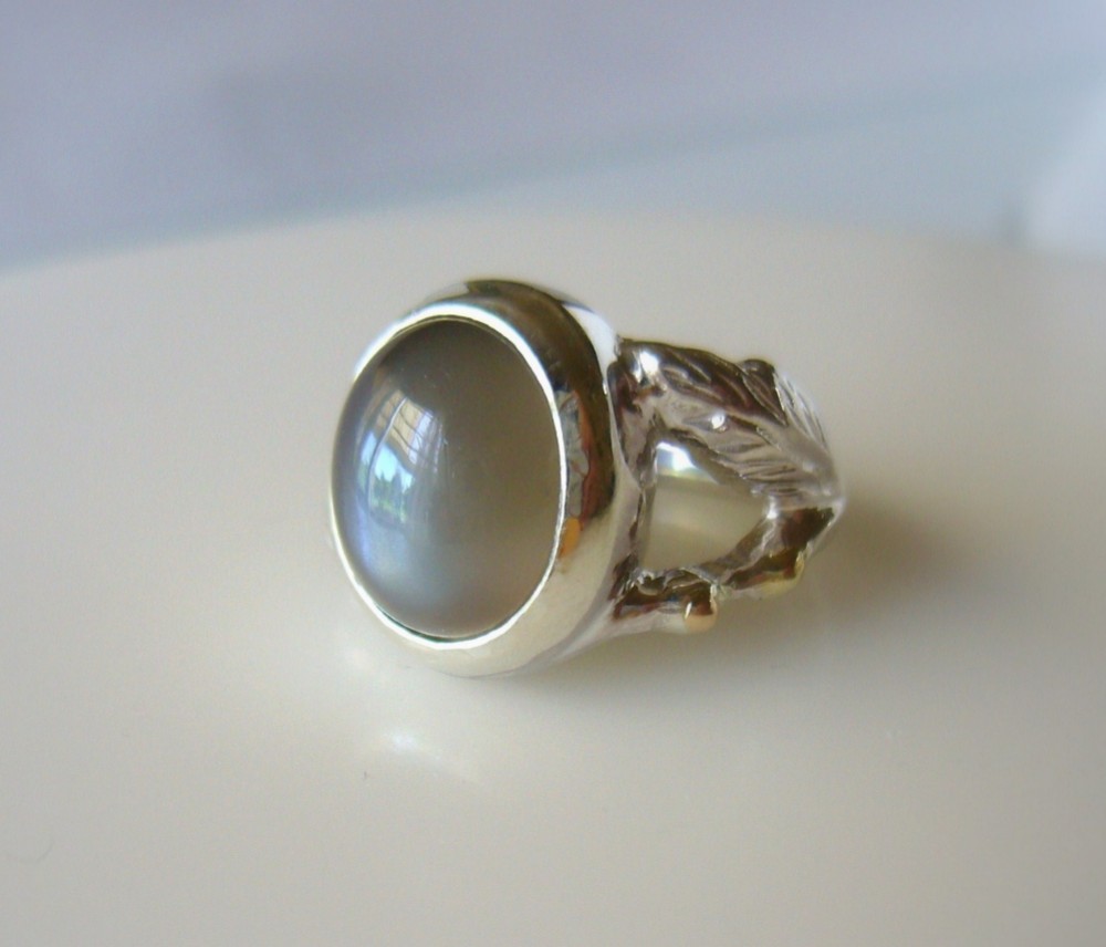 ブラウングレームーンストーンと植物の指輪