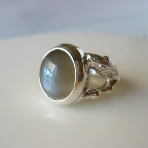 ブラウングレームーンストーンと植物の指輪 指輪・リング MoonBric  