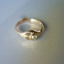 ナチュラルダイヤと小さいリーフのK10の指輪 2枚目の画像