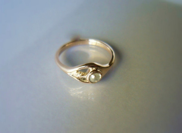 ナチュラルダイヤと小さいリーフのK10の指輪 2枚目の画像