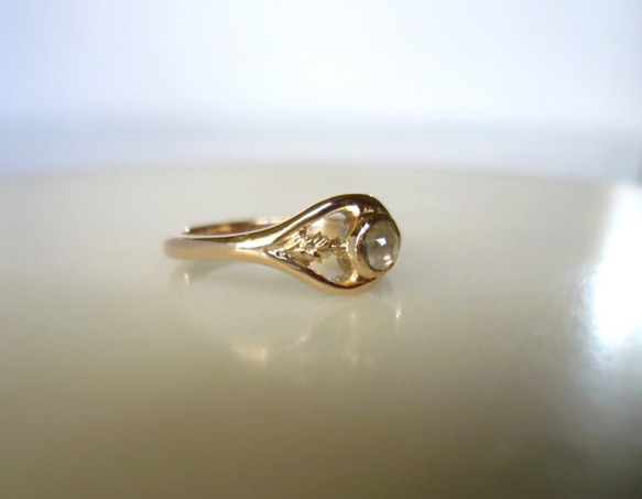 ナチュラルダイヤと小さいリーフのK10の指輪 3枚目の画像
