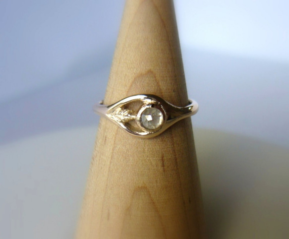 ナチュラルダイヤと小さいリーフのK10の指輪 7枚目の画像