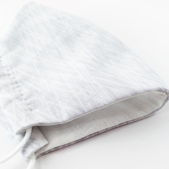 由棉麻製成的手工縫製口罩，線條細膩，就像薄薄的 kakigori。 第4張的照片