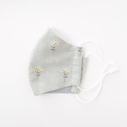 手工縫製口罩，自然淡灰綠色和白色小花 柔軟柔軟 輕薄，佩戴舒適 淺內襯 藍灰色 第1張的照片