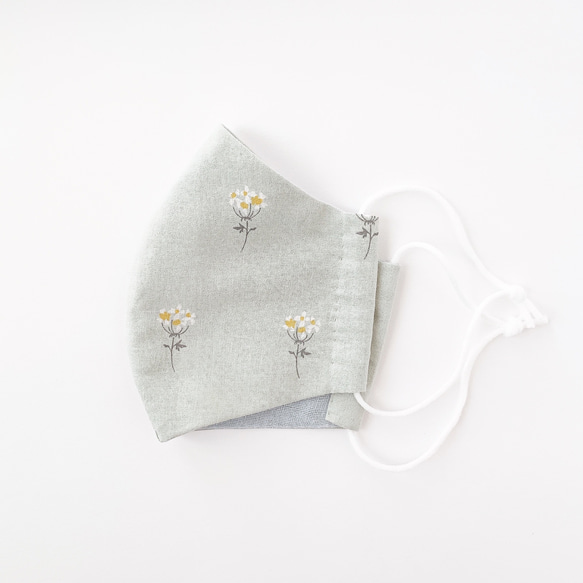 手工縫製口罩，自然淡灰綠色和白色小花 柔軟柔軟 輕薄，佩戴舒適 淺內襯 藍灰色 第1張的照片