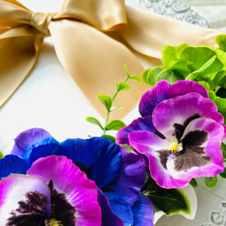 紫パンジーのハーフリース　アーティフィシャルフラワー　プレゼント　フラワーギフト　誕生日　結婚祝い　出産祝い　新築祝い 3枚目の画像