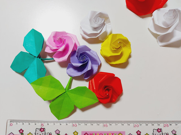 バラの花たち 立体折り紙バラ5個と葉っぱ2個 1枚目の画像