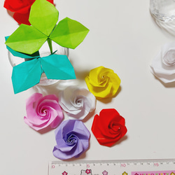 バラの花たち 立体折り紙バラ5個と葉っぱ2個 2枚目の画像