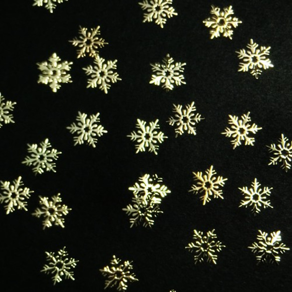 メタルパーツ　雪の結晶Ａ（ゴールド30枚セット）★レジン＆ネイルに使える封入素材 1枚目の画像