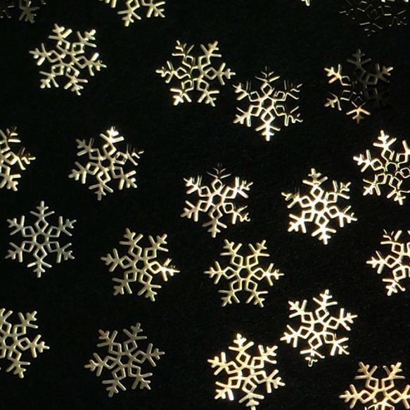 メタルパーツ　雪の結晶H（ゴールド30枚セット）★レジン＆ネイルに使える封入素材 1枚目の画像
