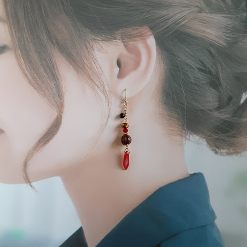 送料無料＊チェコメロンビーズとダガービーズのゆらゆらロングピアス  