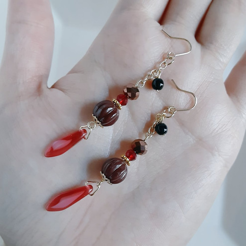 送料無料＊チェコメロンビーズとダガービーズのゆらゆらロングピアス  