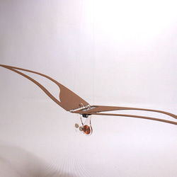 キネティックアート　光で動く羽のモビール　茶色の鳥 2枚目の画像