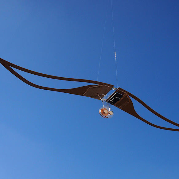 キネティックアート　光で動く羽のモビール　茶色の鳥 7枚目の画像