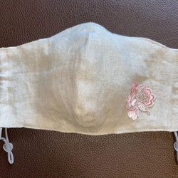 お花の刺繍モチーフ　リネン　グレージュ　大人通年立体マスク（シート挿入ポケット付き）　接触冷感で呼吸が楽ちん♪ 2枚目の画像