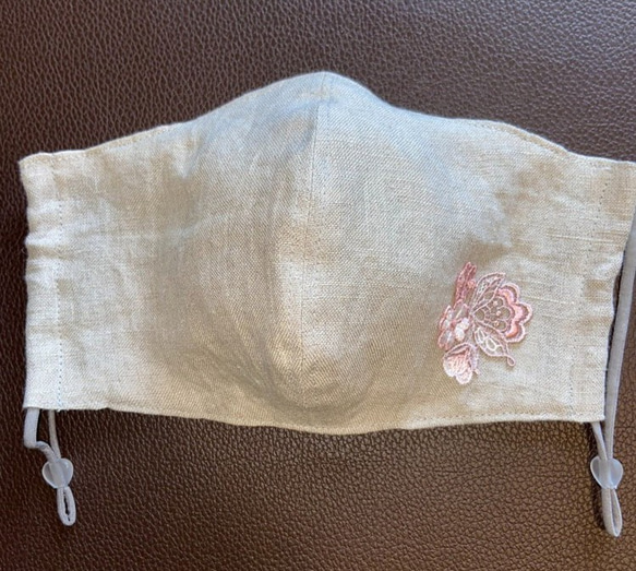 お花の刺繍モチーフ　リネン　グレージュ　大人通年立体マスク（シート挿入ポケット付き）　接触冷感で呼吸が楽ちん♪ 2枚目の画像