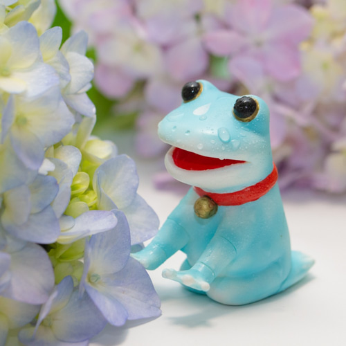 実りの雨を降らせる水色のカエルフィギュア（しずく） その他置物