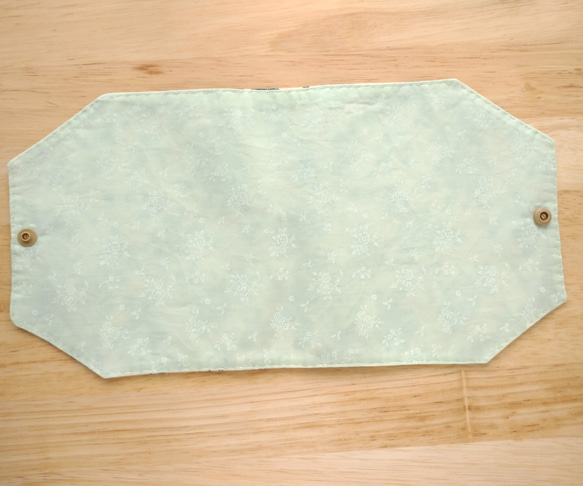 【手縫い】洗える　折りたためる 仮置きマスクケース（緑・花柄/柄・黄緑) 3枚目の画像