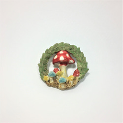 キノコの森リース　陶器ブロ－チ 1枚目の画像