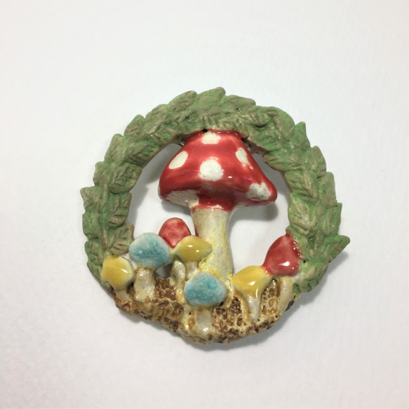 キノコの森リース　陶器ブロ－チ 2枚目の画像