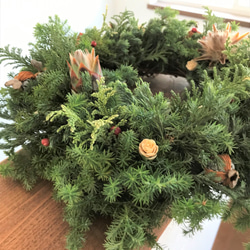 ☆納期短縮！！自然素材100％フレッシュ＆ドライフラワー　フレッシュグリーンと木の実のクリスマスリース2021 9枚目の画像